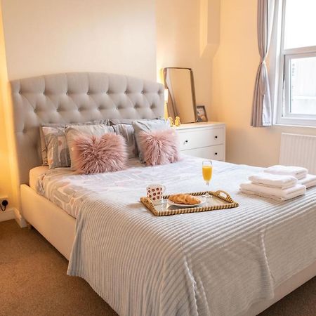 4 Bedroom Flat With High Speed Wi-Fi In North Acton, Ealing, West London Exterior foto