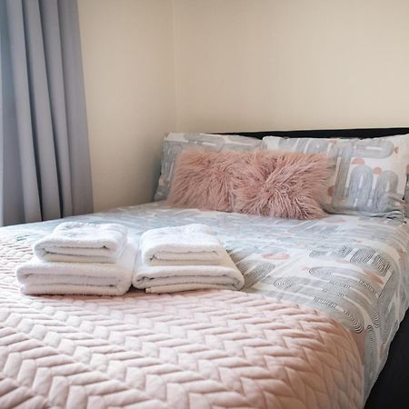 4 Bedroom Flat With High Speed Wi-Fi In North Acton, Ealing, West London Exterior foto