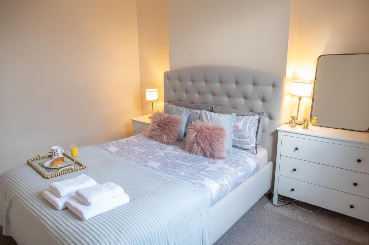 4 Bedroom Flat With High Speed Wi-Fi In North Acton, Ealing, West London Exterior foto