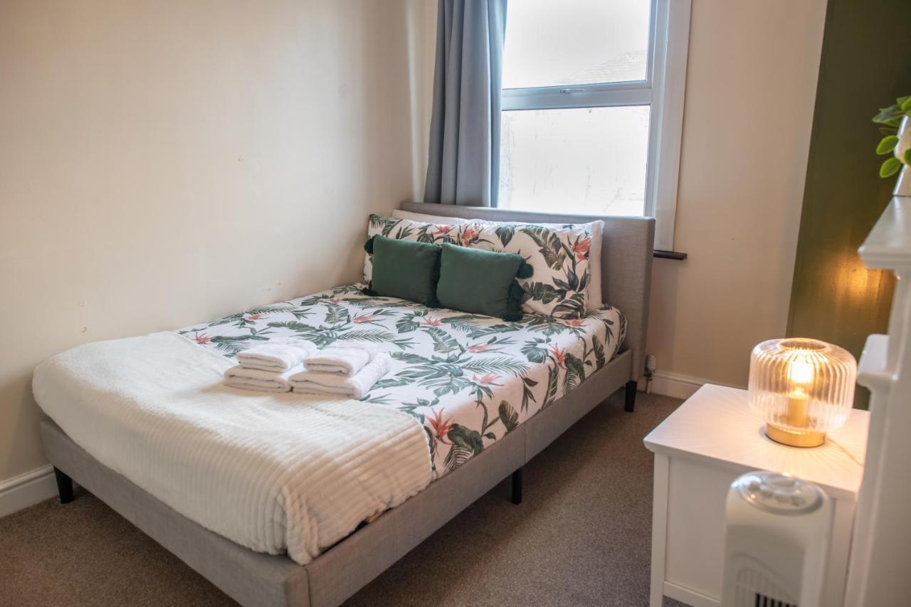 4 Bedroom Flat With High Speed Wi-Fi In North Acton, Ealing, West London Exterior foto