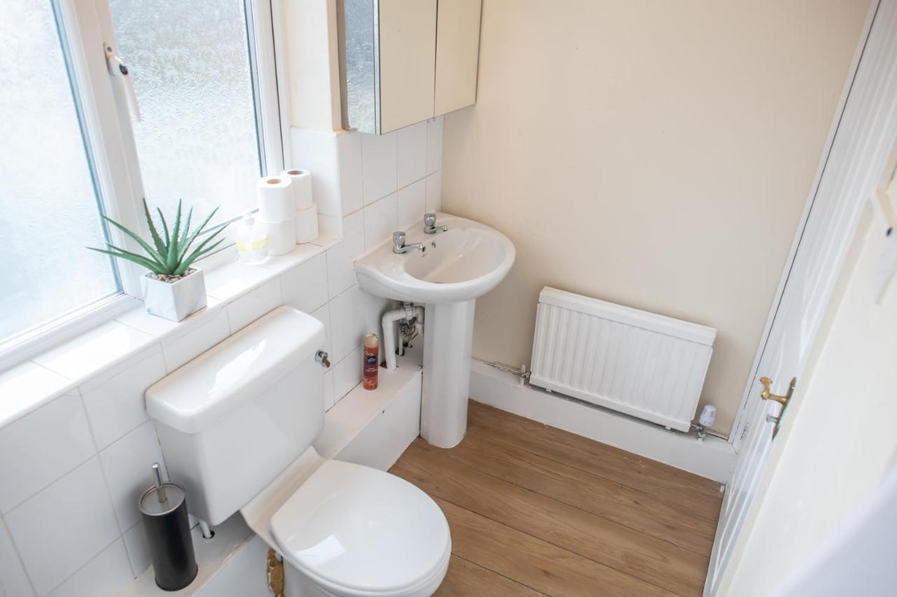4 Bedroom Flat With High Speed Wi-Fi In North Acton, Ealing, West London Exterior foto