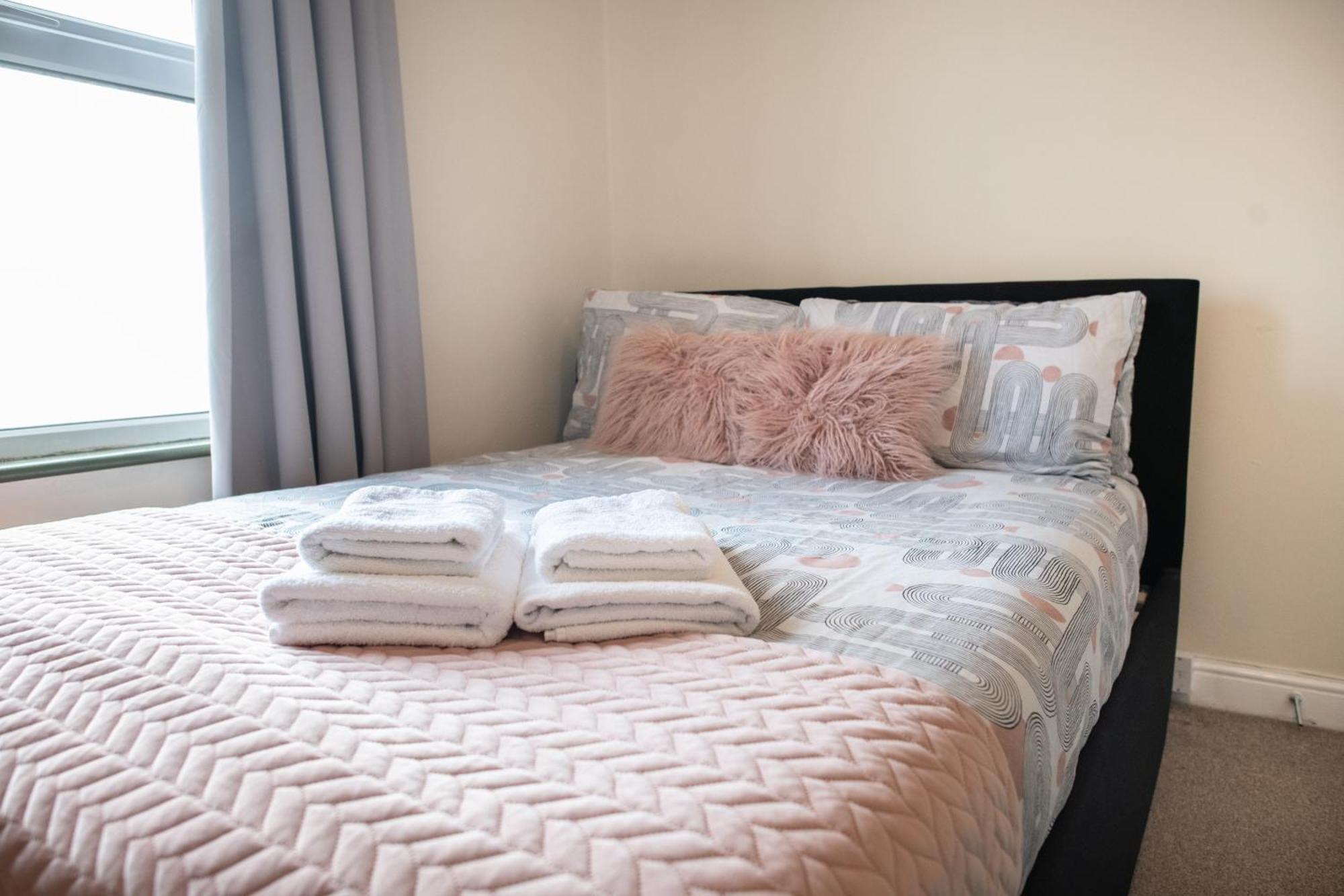 4 Bedroom Flat With High Speed Wi-Fi In North Acton, Ealing, West London Exterior foto