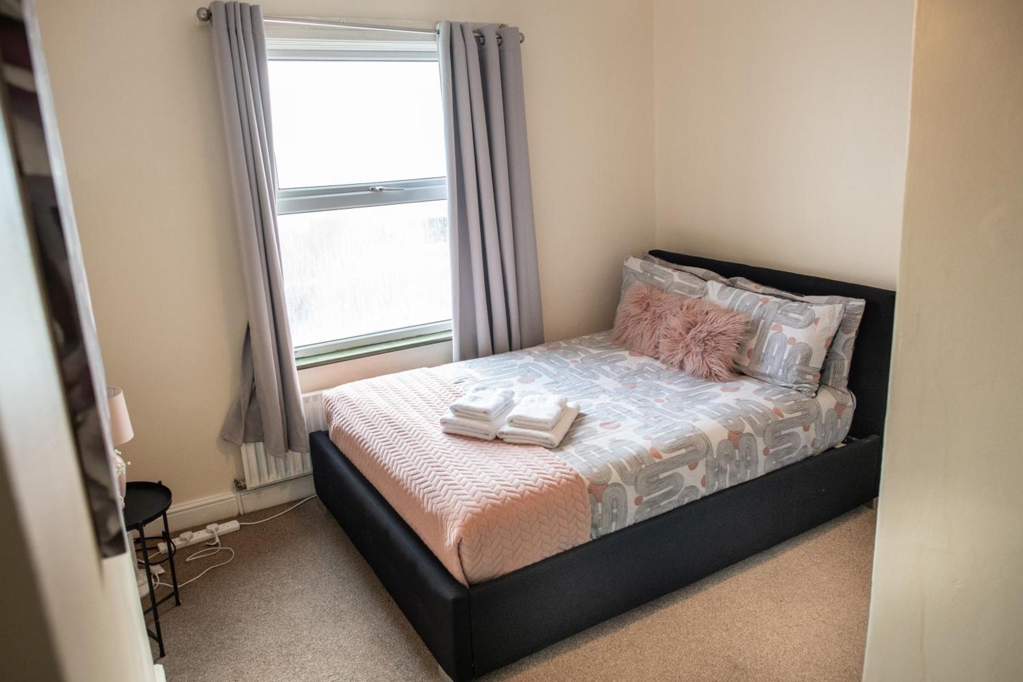4 Bedroom Flat With High Speed Wi-Fi In North Acton, Ealing, West London Exterior foto