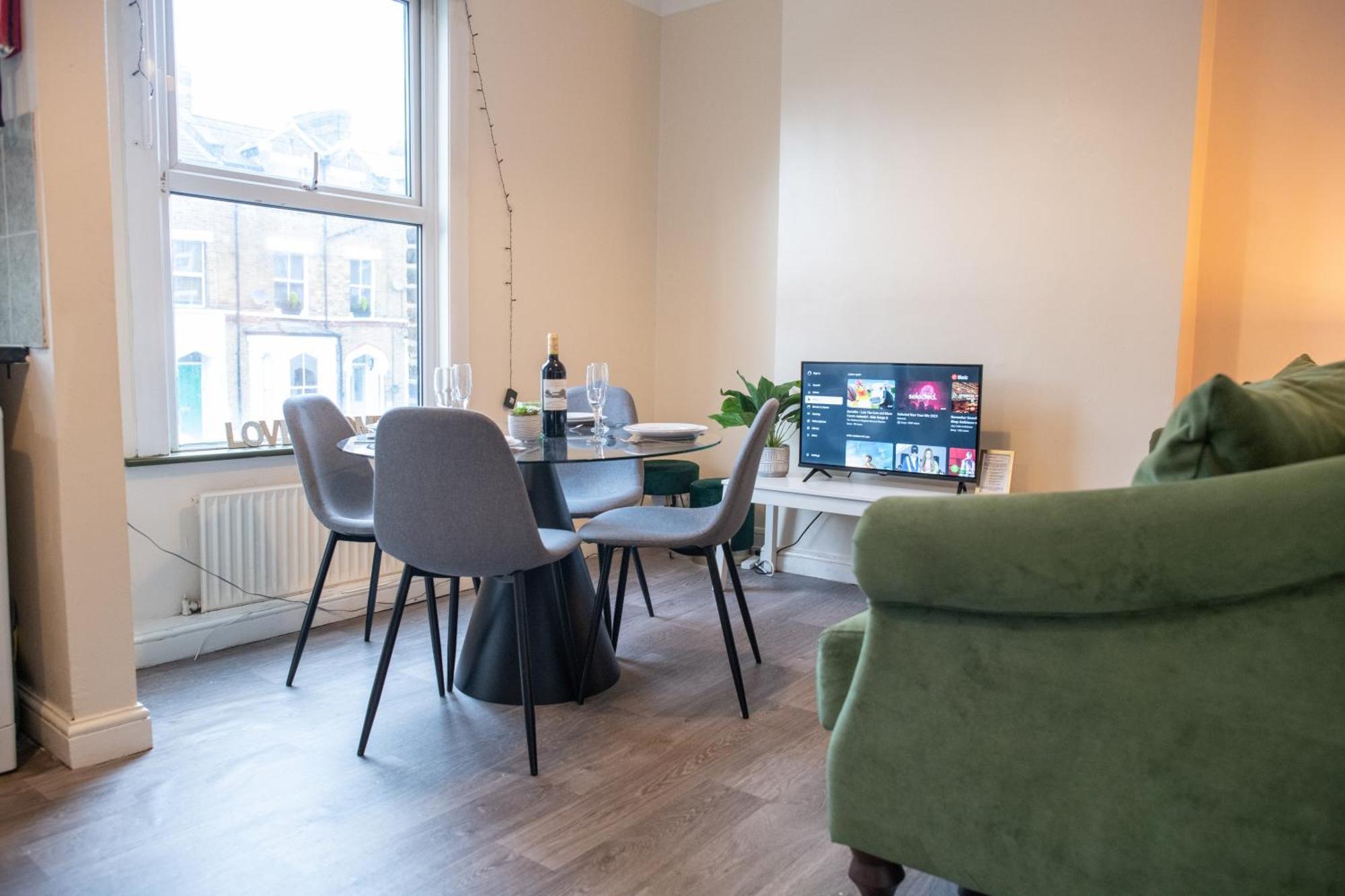 4 Bedroom Flat With High Speed Wi-Fi In North Acton, Ealing, West London Exterior foto