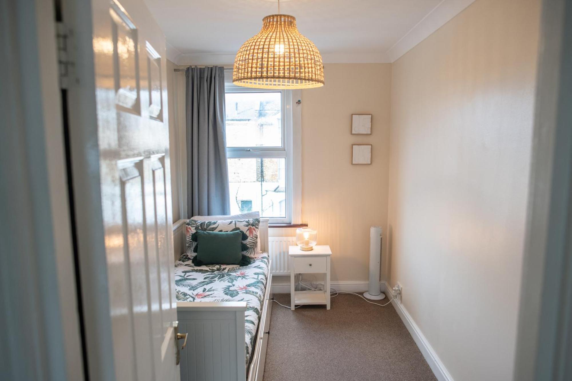 4 Bedroom Flat With High Speed Wi-Fi In North Acton, Ealing, West London Exterior foto